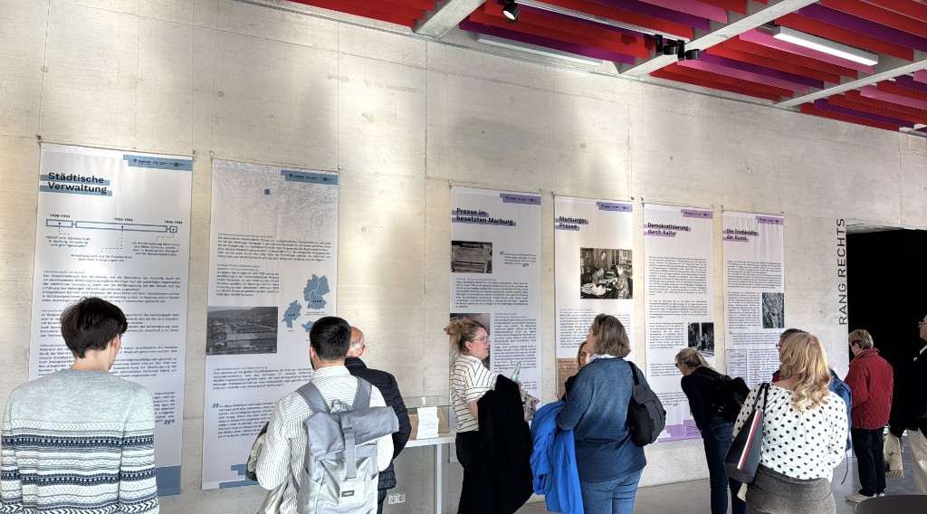 Besucher*innen vor den Themenw&auml;nden der Ausstellung