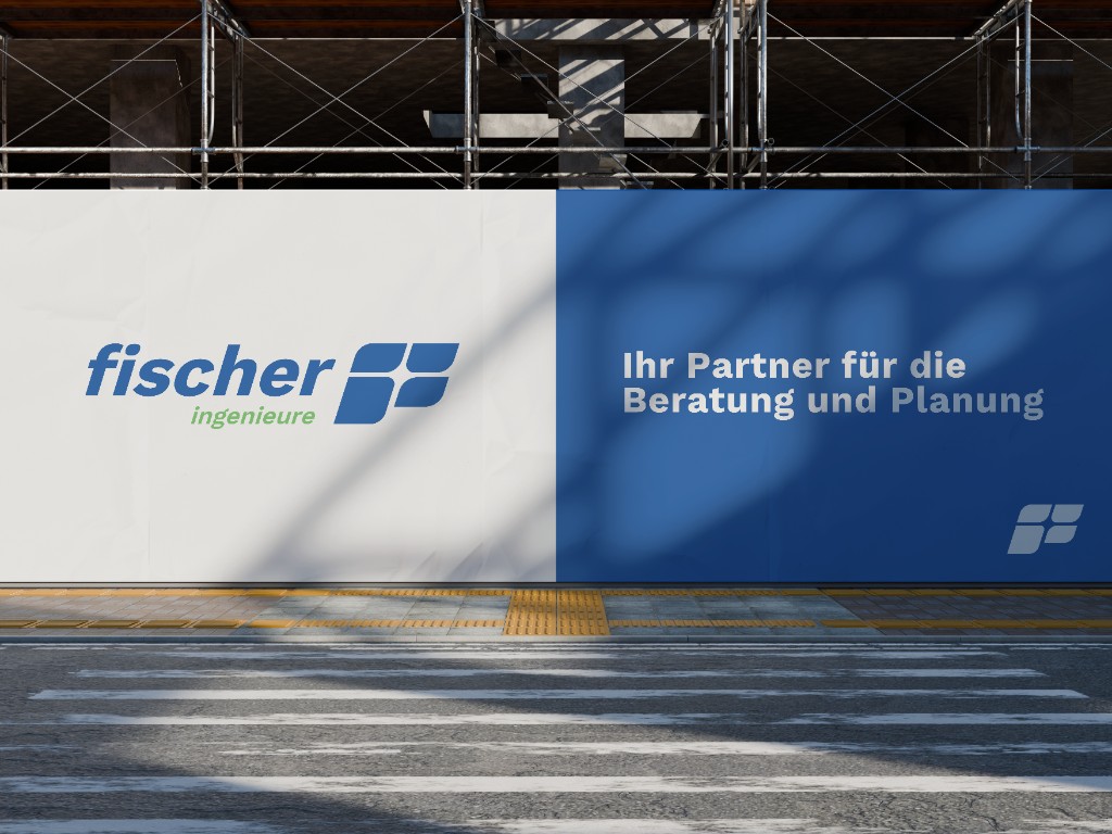 Bauzaun-Banner mit dem neuen Erscheinungsbild: links das Logo fischer ingenieure auf Weiß, rechts der Claim Ihr Partner für die Beratung und Planung auf Blau