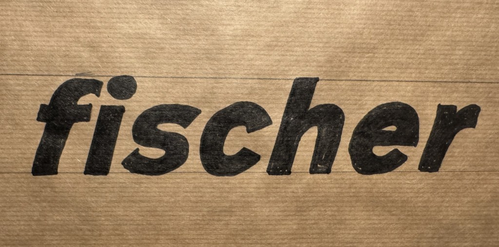Handgezeichneter Schriftzug fischer mit schwarzem Stift auf Packpapier