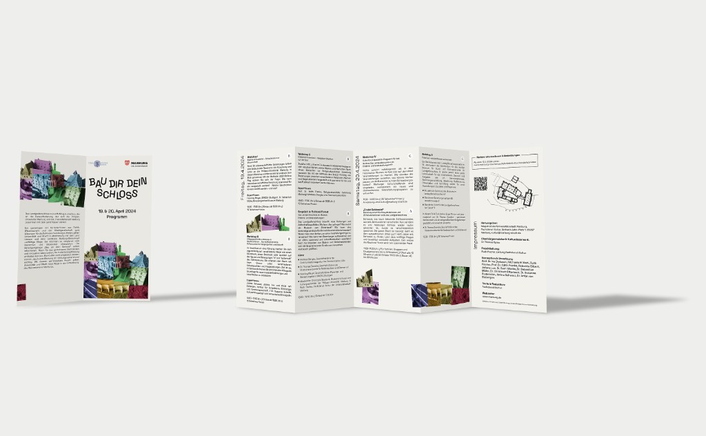 Mockup des aufgefalteten Leporello-Flyers: vorne das Titelmotiv mit der Schloss-Collage, dahinter die Programm-Innenseiten für den 19. und 20. April 2024