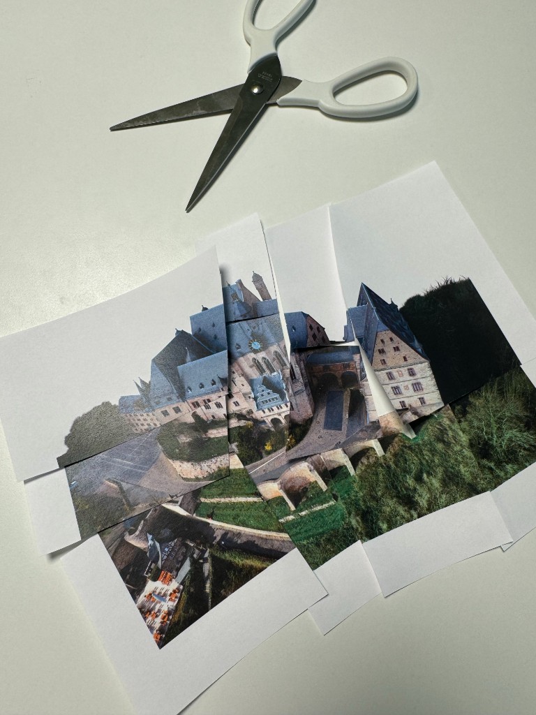 Die zerschnittenen Schlossfotos werden auf dem Tisch zu einer Collage zusammengeschoben