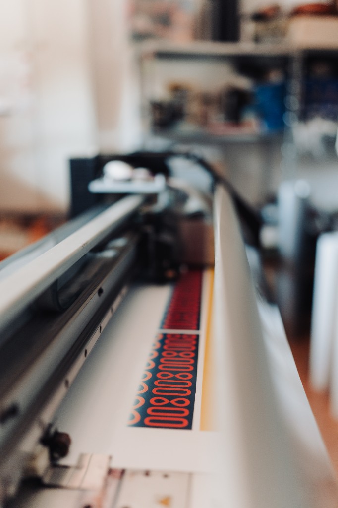 Schneideplotter beim Produzieren der Marburg800-Folien im Werkstattraum