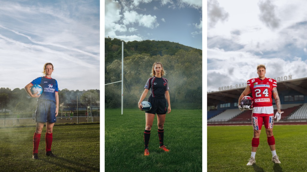 Drei Portr&auml;ts von Sportler:innen aus Fu&szlig;ball, Rugby und American Football auf ihren Spielfeldern